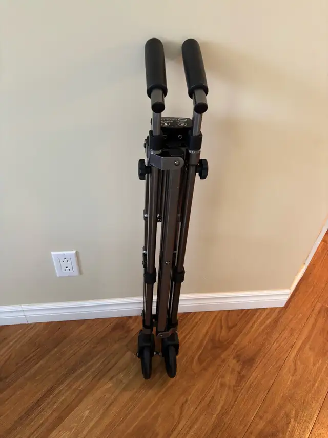 Walker - Lightweight - foldable in Health & Special Needs in City of Montréal - Image 7