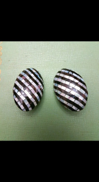 Vintage Retro Large Shell Checkered Clip Earrings 60's
MOD Style