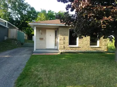 ELLIOT LAKE: 2 Bedroom detached backsplit on a corner lot