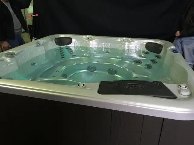Used Hot Tubs that work perfectly. in Hot Tubs & Pools in St. Catharines - Image 7