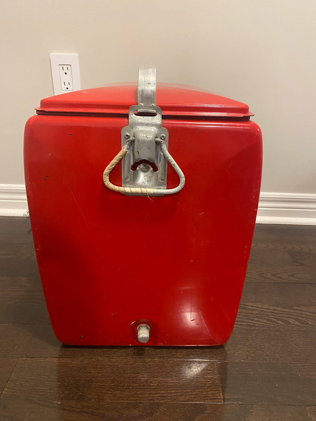 Vintage 1950’s Red Coca Cola Cooler w/lid and tray insert  in Arts & Collectibles in Oakville / Halton Region - Image 4