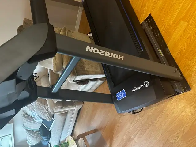 Horizon T202-4 Folding Treadmill in Exercise Equipment in Markham / York Region - Image 2