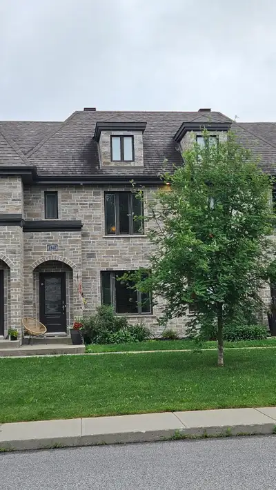 Superbe 4 ½ moderne sur deux étages, situé sur la rue Hamelin, dans un secteur calme et recherché. L...