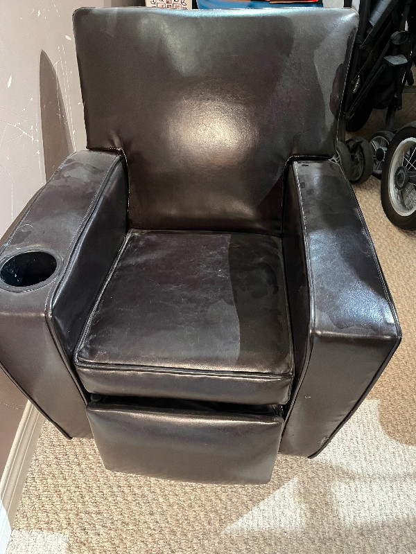 Kids Leather Recliner in Chairs & Recliners in Strathcona County - Image 2
