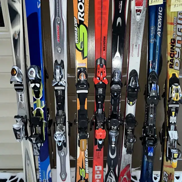 Adult ski with boots  in Ski in Markham / York Region - Image 5