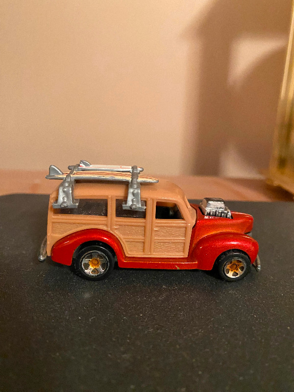 Vintage 1979 Hot Wheels 40’s Red Ford Woody Wagon w/Surfboards in Toys & Games in Oakville / Halton Region - Image 3