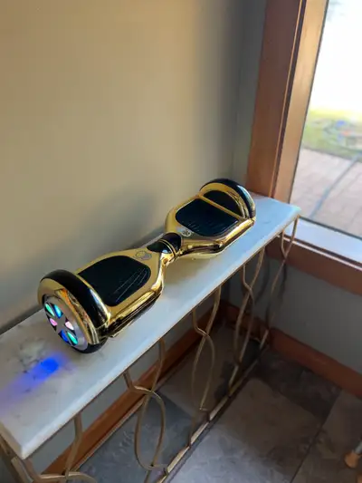 Selling a 6.5” gold hoverboard in excellent shape. ✅ Bright LED wheels ✅ Built-in Bluetooth speaker...
