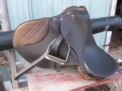 English saddle with 16 1/2" seat made by Regency Gold saddle company. It is in very very good condit...