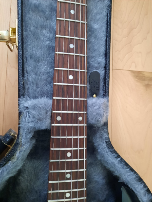 Gibson SG 60s Tribute, left handed, LIKE NEW, w/hard shell case in Guitars in Ottawa - Image 4