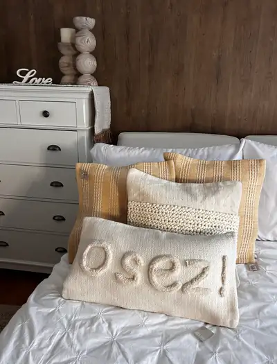 Ajoutez une touche de confort et de style à votre intérieur avec ces coussins décoratifs! Cet ensemb...