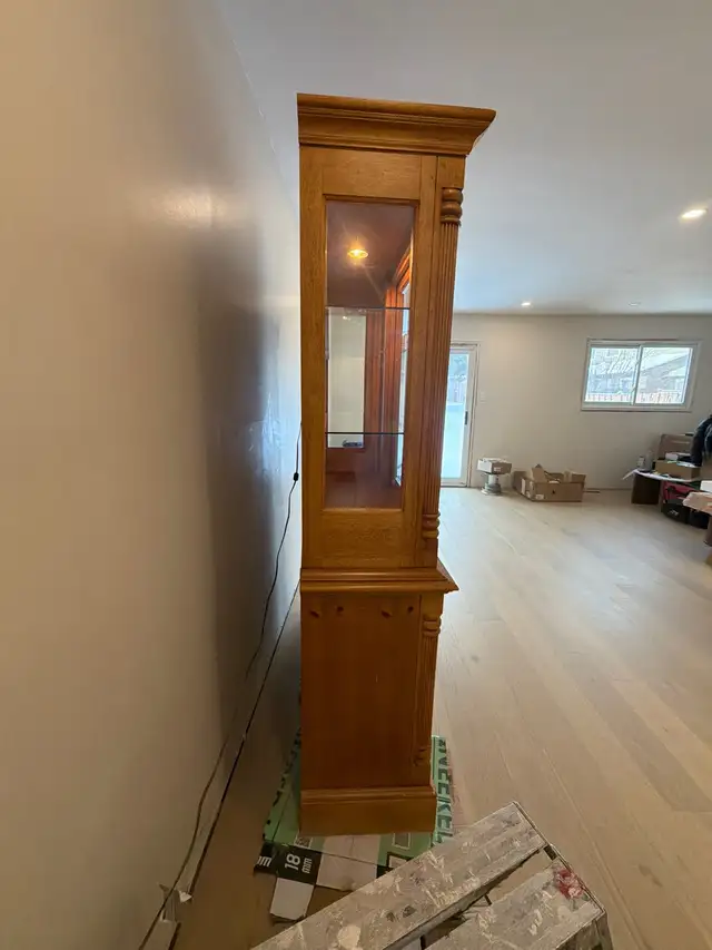 traditional style china cabinet made of wood in Bookcases & Shelving Units in Oakville / Halton Region - Image 4