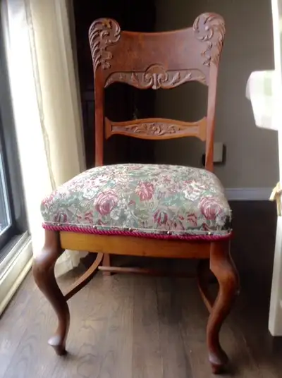 Chaise antique en bois fruitier sculptée assise 18 1/2 pouce très confortable et en très bon état