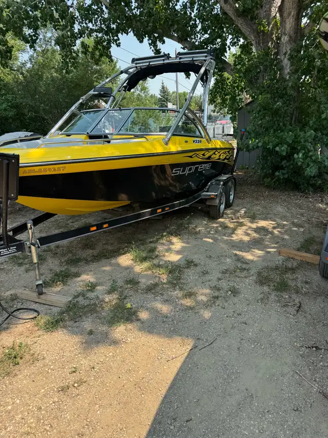 2008 Supreme V220 Surf Boat  in Powerboats & Motorboats in Regina - Image 4