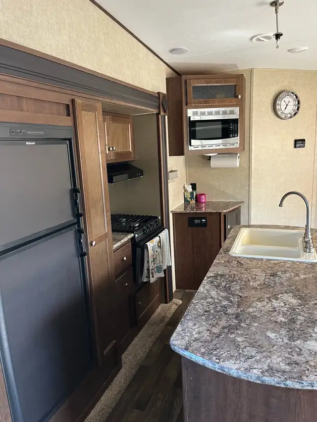2017 Keystone 5th Wheel in Travel Trailers & Campers in Lloydminster - Image 6