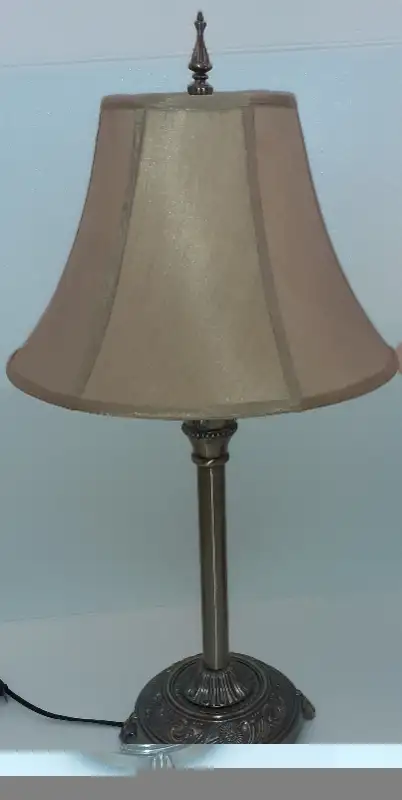 2× Portable table top lamps 31"tall. BEAUTIFUL ANTIQUE DESIGN in Indoor Lighting & Fans in Calgary - Image 3