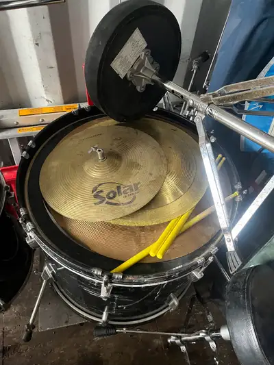 OBO good drum set I don’t play drums call 365 880 1154