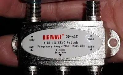 DIGIWAVE New 4 in 1 GD-41C 4x1 DiSEqC Switch Satellites FTA TV LNB GREAT USE FOR FREE OVER THE AIT A...