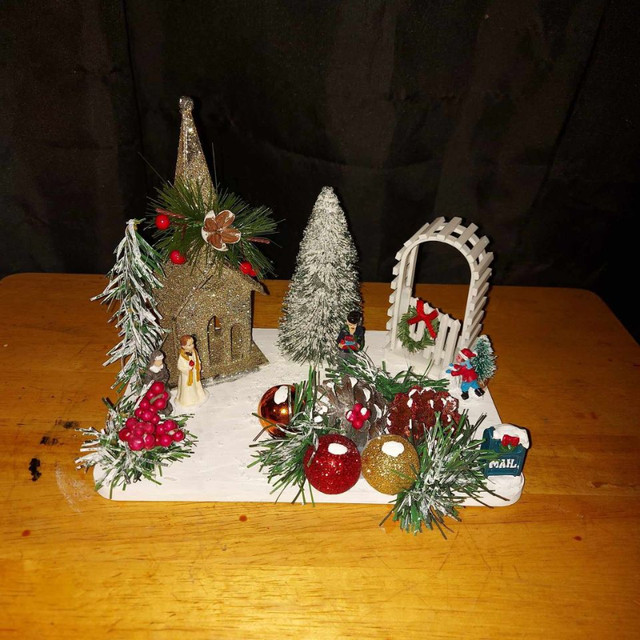 Christmas Center Piece - No Lights - $15.00 in Holiday, Event & Seasonal in Belleville - Image 2