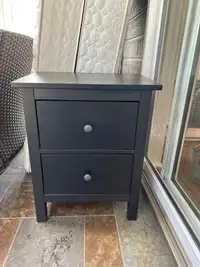 Table de chevet en bois noir
