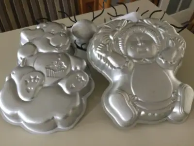 2 Moules à gâteaux  à 10$ chacun, View more