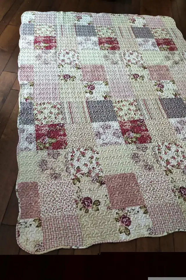 Beautiful Quilt-Like Bedspread / Coverlet, 88 x 64 inches in Bedding in Stratford - Image 4