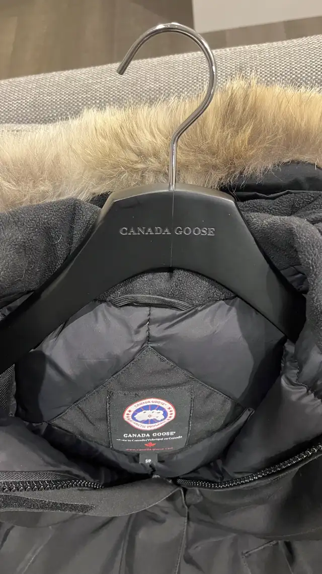 Canada goose duck down jacket - woman size S in Women's - Tops & Outerwear in Calgary - Image 3