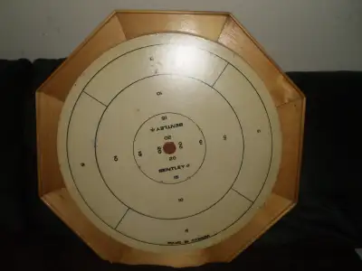 Crokinole game board - Bentley vintage with discs- - Tan and black discs + extra discs - reduced to...