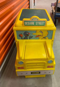  Sesame Street toy trunk / Cedar chest