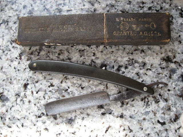 Vintage Straight Razor in Arts & Collectibles in Winnipeg