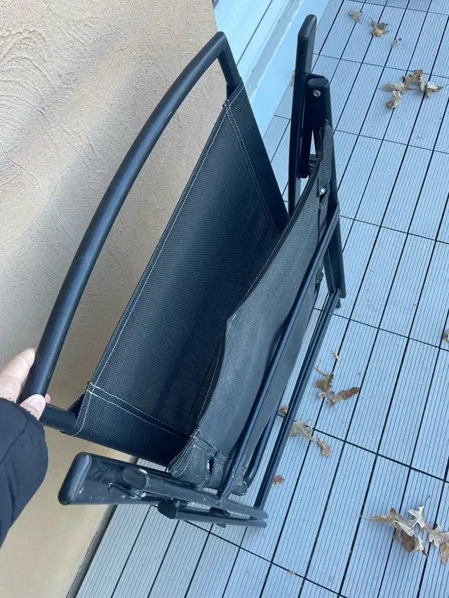 set a patio avec 4 chaises noirs pliantes in Patio & Garden Furniture in Granby - Image 4