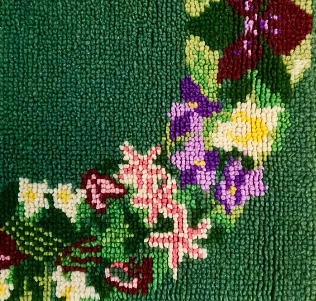 Vintage 1970 Magnifique tapis fabriqué à la main Motifs fleuris in Arts & Collectibles in Lévis - Image 5