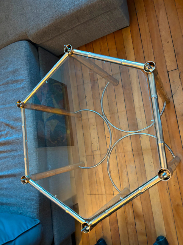Table octogonale en métal et dessus en verre dans Tables basses  à Ville de Québec - Image 2