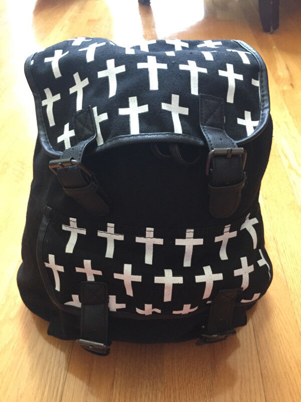 Sac à dos noir avec des croix (2 pochettes) dans Femmes - Sacs et portefeuilles  à Laval/Rive Nord