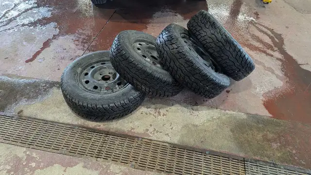Lightly Used 17” Uniroyal Winter Tires Set and Rims !! in Tires & Rims in City of Toronto - Image 3