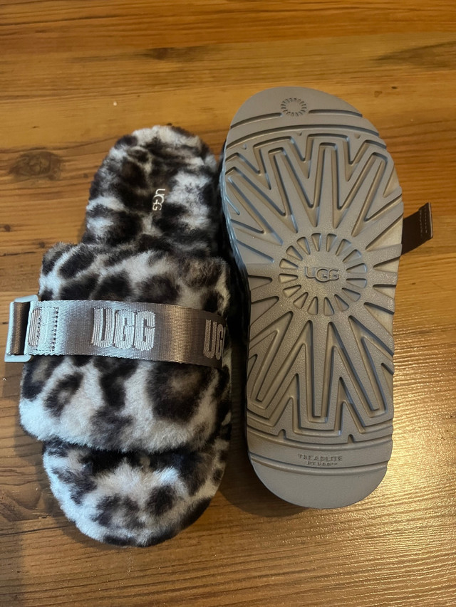 Ugg slippers size 7 women’s  in Women's - Shoes in Barrie - Image 3