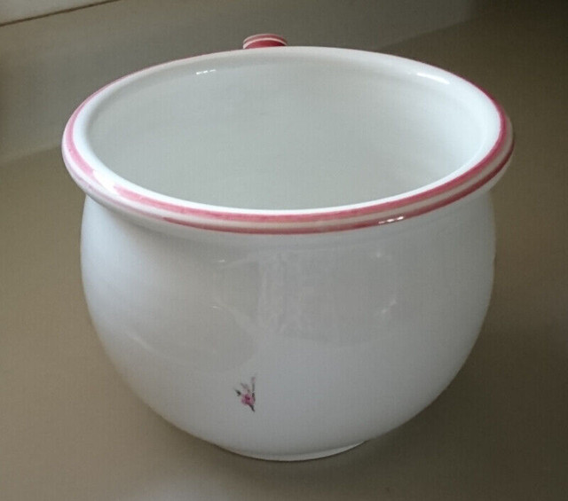 Vintage Original Keramic Cup Flower Pot/ Planter with Pink Roses in Arts & Collectibles in Oshawa / Durham Region - Image 4