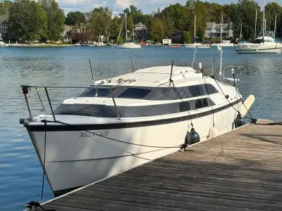 The macGregor 26M motor-sailer is the perfect compromise for sailing and motoring. The boat weight o...