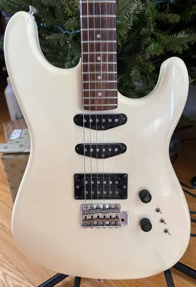 In good condition. Wiring redone to original specs by Lutherie MF a few years ago. Otherwise, all or...