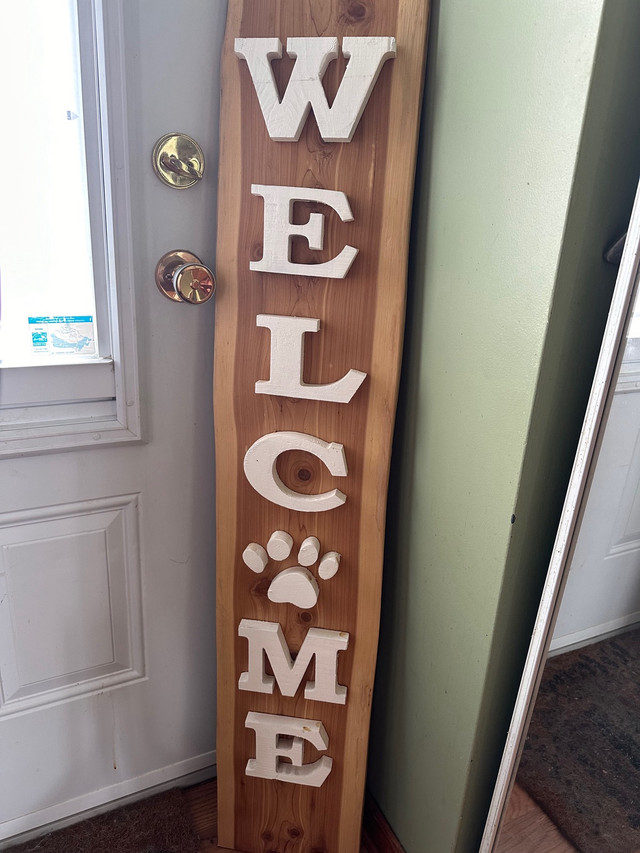 Red Cedar Live Wood Edge Welcome Sign in Other in Kingston