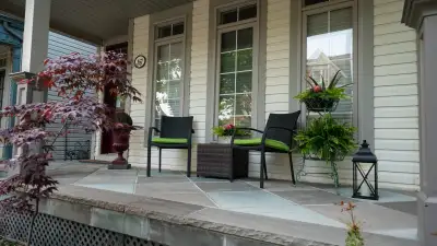 Gorgeous three-bedroom home in trendy Oak Park in Oakville (just bordering Mississauga). This award-...