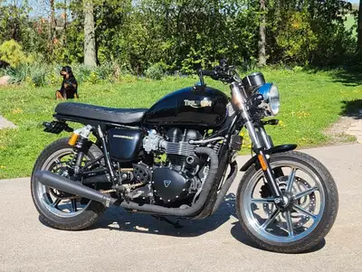 Custom 2012 Triumph Bonneville SE like new condition, lots of money put in to nicely customize this...