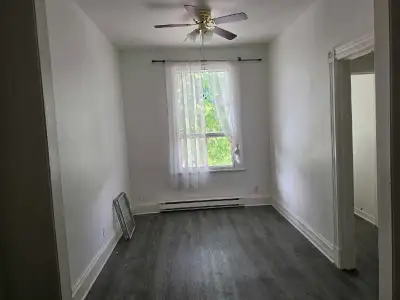 900$ une grand logement à louer à 3 1/2, View more
