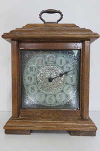 Horloge  à quartz travail. Style antique.