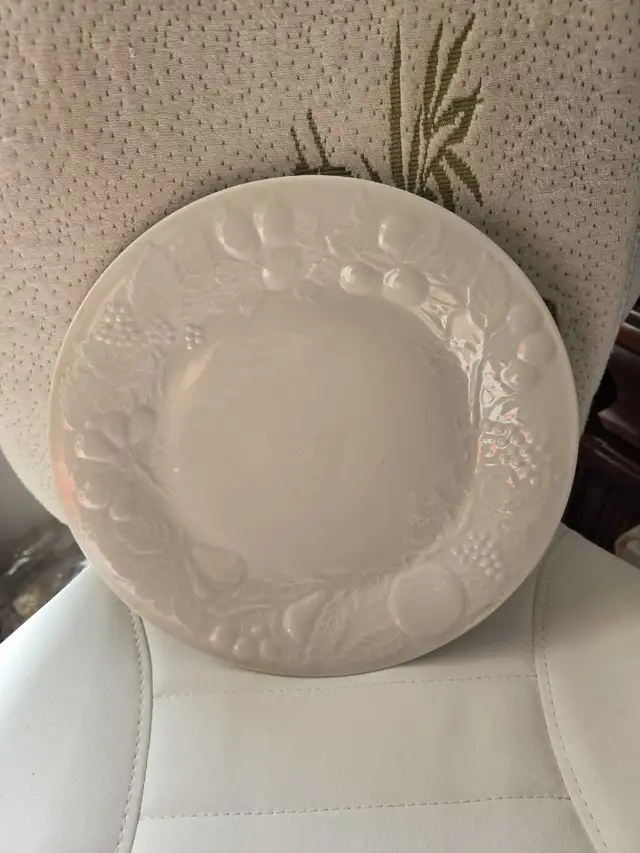GIBSON Embossed Dinner Plate Set in Kitchen & Dining Wares in City of Toronto - Image 2