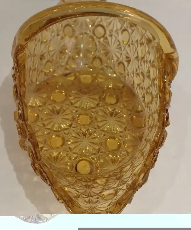 Vintage amber daisy and button small glass basket in Home Décor & Accents in Ottawa - Image 4