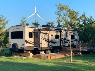 2014 sunset trail 3slid outs. Large Permanent site in a family owned park. On the Lake Erie shores w...