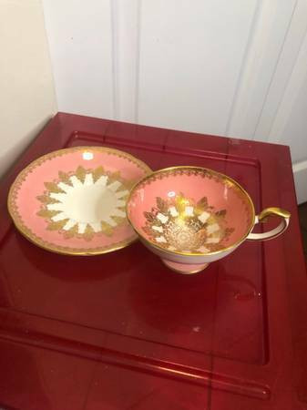 GY. "Aynsley" Bone China Pink & Gold Gilt Tea Cup and Saucer Eng in Arts & Collectibles in Burnaby/New Westminster - Image 3