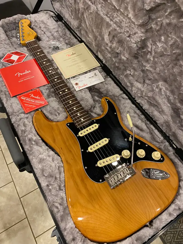 **MINT** 2022 Fender American Pro II Stratocaster Guitar in Guitars in Markham / York Region - Image 2