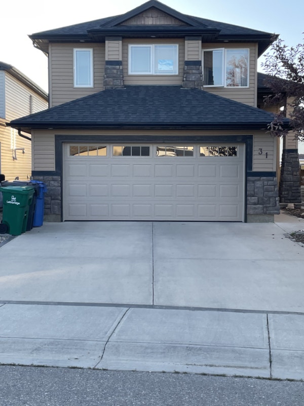 3 Bedroom 3 Bath Upper Level Suite with Double Attached Garage Long