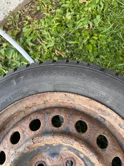 4 pneus de grandeur 175-65 R15 d’hivers Nokian Nordman sur rims (était sur une Honda Civic) déjà mon...
